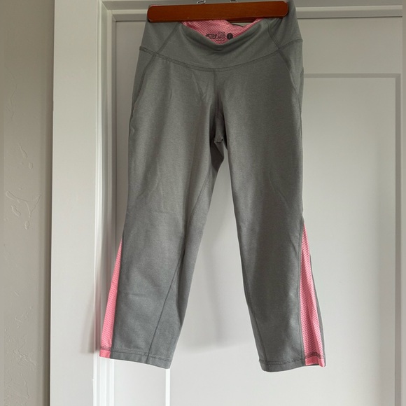 Old Navy Pants Jumpsuits Old Navy Active Fitted Capri Size Small 